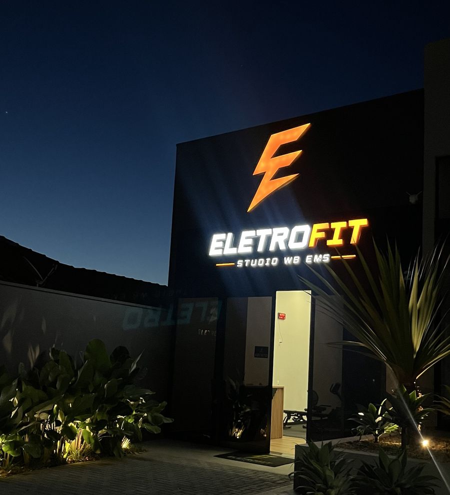 Entrada do Eletrofit Estúdio iluminada à noite
